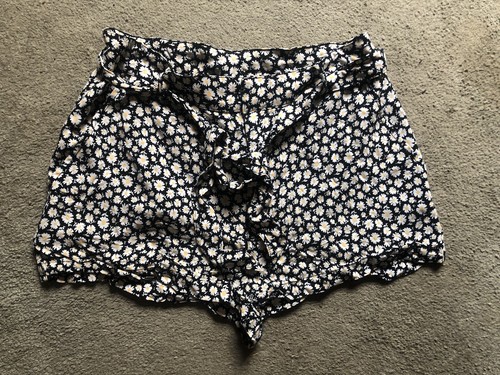 Black daisy print shorts - black,